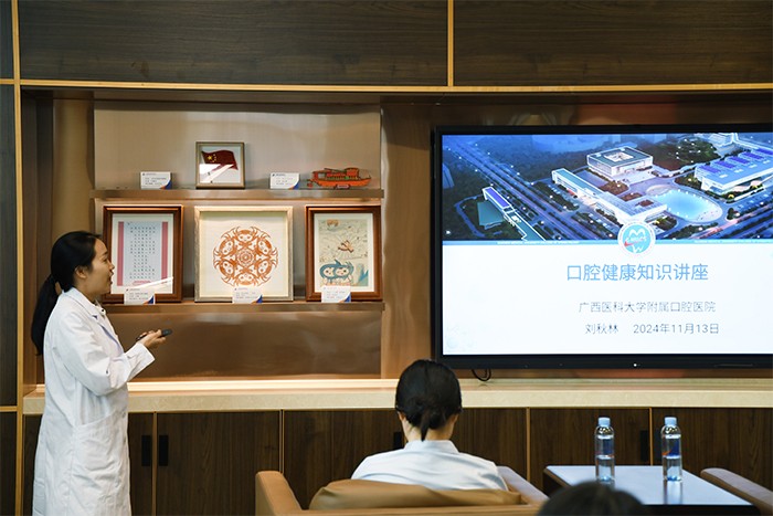 刘秋林医师进行口腔健康科普讲座(调整).jpg 刘秋林医师进行口腔健康科普讲座(调整).jpg