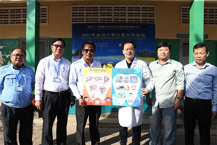 廖红兵经理向小学董事长赠送口腔健康教育资料(医院后台).jpg 廖红兵经理向小学董事长赠送口腔健康教育资料(医院后台).jpg