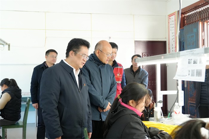 曾志羽董事长带队到公司定点帮扶村马山县里当瑶族乡龙琴村开展乡村振兴调研慰问 第 4 张 曾志羽董事长带队到公司定点帮扶村马山县里当瑶族乡龙琴村开展乡村振兴调研慰问 第 4 张