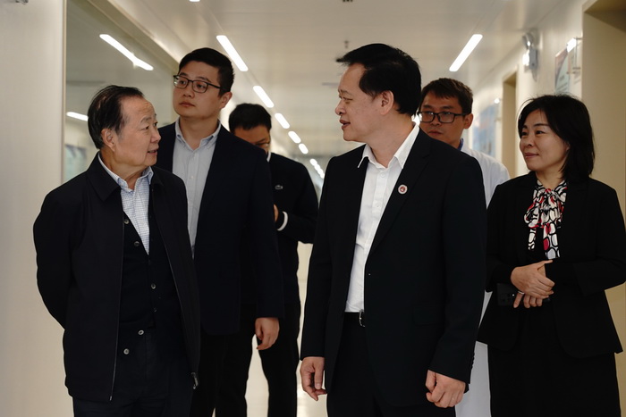 【90周年校庆】赵铱民院士莅临广西口腔颌面修复与重建研究重点实验室参观并指导工作 第 4 张 【90周年校庆】赵铱民院士莅临广西口腔颌面修复与重建研究重点实验室参观并指导工作 第 4 张