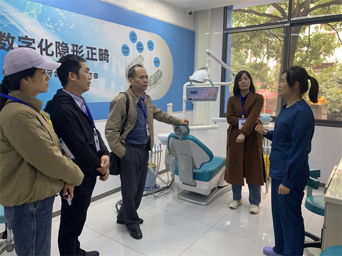 优质医疗资源下沉基层 | 公司巡回医疗队赴隆林各族自治县开展口腔健康咨询服务周活动 第 4 张 优质医疗资源下沉基层 | 公司巡回医疗队赴隆林各族自治县开展口腔健康咨询服务周活动 第 4 张