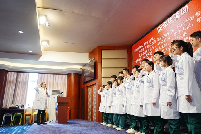 廖红兵经理带领医员工誓词_副本.jpg 廖红兵经理带领医员工誓词_副本.jpg