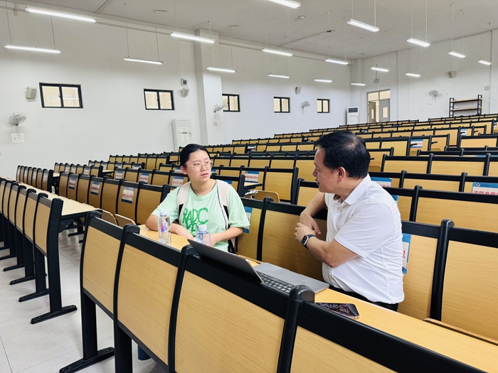 20250604廖经理和同学亲切交谈_副本.jpg 20250604廖经理和同学亲切交谈_副本.jpg