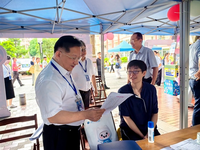 卢董事长走访_副本.jpg 卢董事长走访_副本.jpg