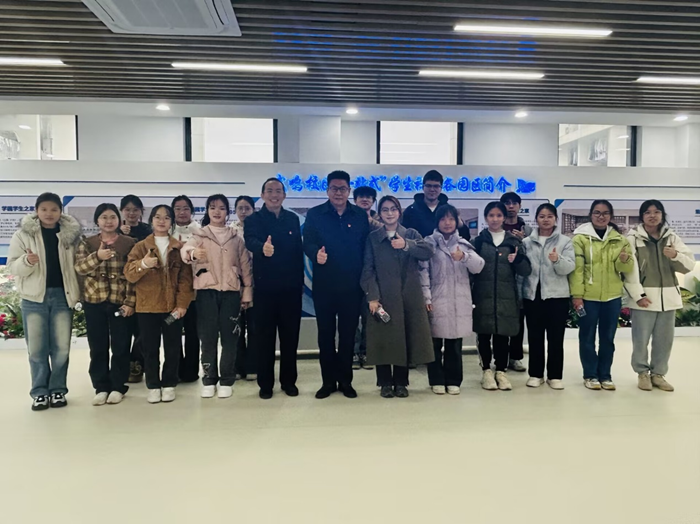 校领导深入公司开展“手拉手”联系党支部及低年级老员工入党积极分子活动 第 3 张 校领导深入公司开展“手拉手”联系党支部及低年级老员工入党积极分子活动 第 3 张