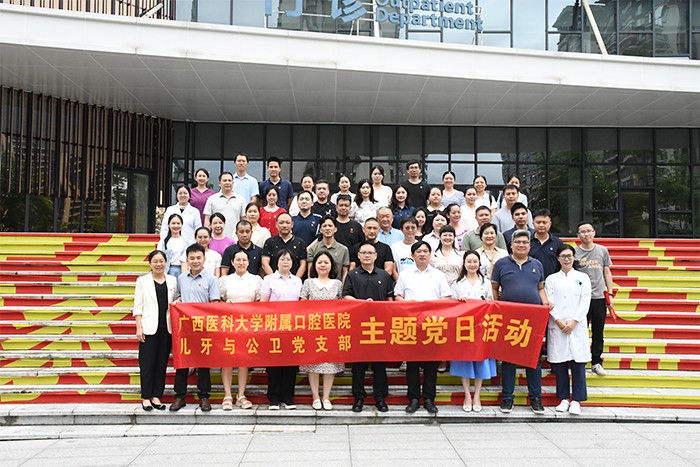 活动合影（医院后台）.jpg