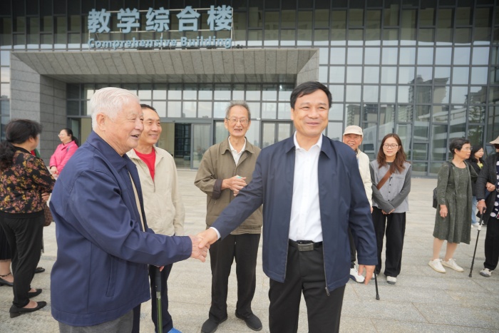 4 党委书记韦锦斌与老同志亲切寒喧_1.JPG 4 党委书记韦锦斌与老同志亲切寒喧_1.JPG