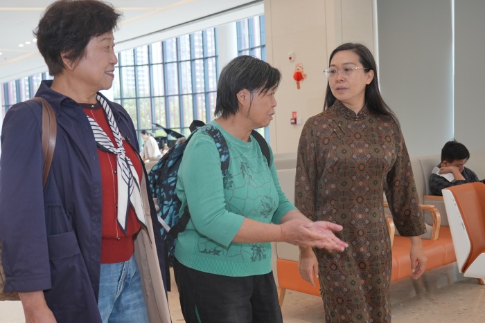 6 工会主席、副经理卢小玲带领老同志参观门诊楼_1.JPG 6 工会主席、副经理卢小玲带领老同志参观门诊楼_1.JPG