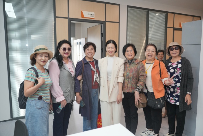 7 工会副主席杨沛璐带离退休老同志参观行政科室_1.JPG 7 工会副主席杨沛璐带离退休老同志参观行政科室_1.JPG