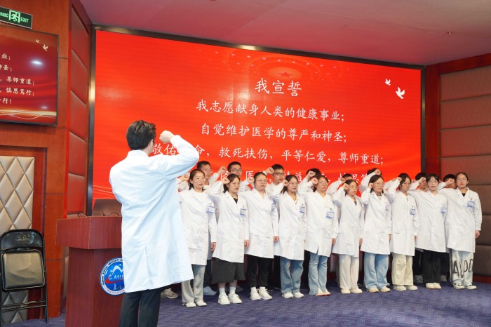 20250722-0725 2025年新员工及规培医师岗前培训3.JPG 20250722-0725 2025年新员工及规培医师岗前培训3.JPG