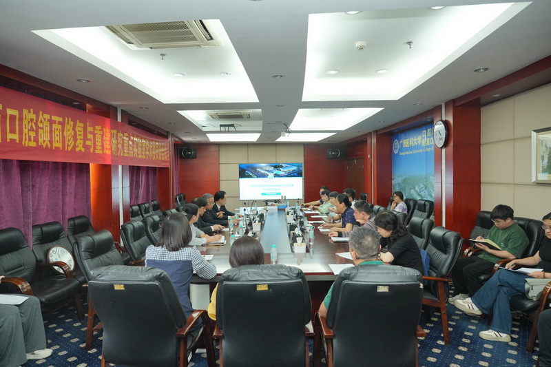 中国工程院张志愿院士莅临广西口腔颌面修复与重建研究重点实验室指导工作 第 2 张 中国工程院张志愿院士莅临广西口腔颌面修复与重建研究重点实验室指导工作 第 2 张