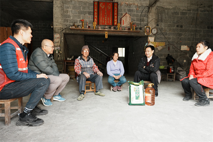 公司党委书记韦锦斌带队赴马山县里当瑶族乡龙琴村开展新春慰问走访活动 第 5 张