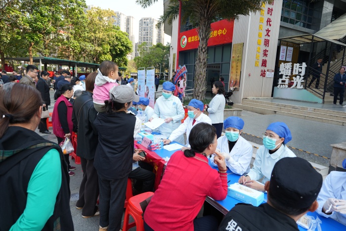 义诊现场 (1).JPG 义诊现场 (1).JPG