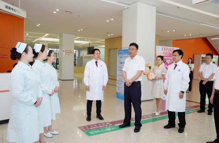 自治区卫生健康委主任杜振宗到公司慰问护理工作者 第 3 张 自治区卫生健康委主任杜振宗到公司慰问护理工作者 第 3 张