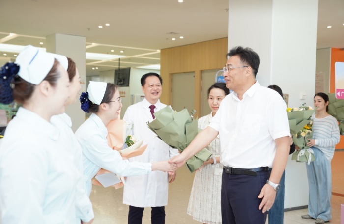 卫生健康委主任杜振宗慰问公司优秀护士.JPG 卫生健康委主任杜振宗慰问公司优秀护士.JPG