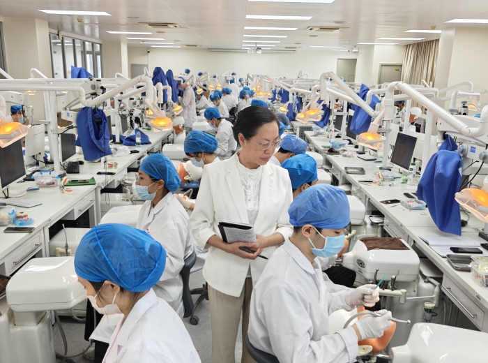 分管教学副经理农晓琳督导实践课程.jpg 分管教学副经理农晓琳督导实践课程.jpg