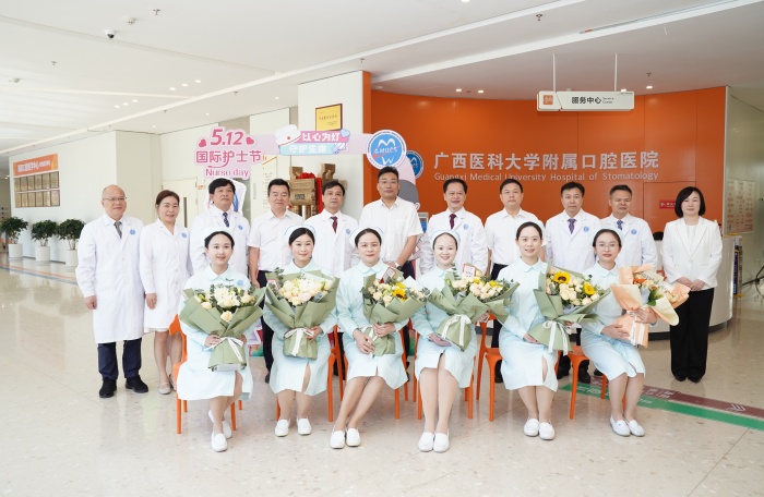 自治区卫生健康委主任杜振宗到公司慰问护理工作者 第 1 张 自治区卫生健康委主任杜振宗到公司慰问护理工作者 第 1 张