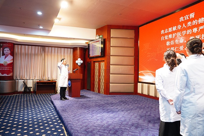廖红兵经理领誓医员工誓词.JPG 廖红兵经理领誓医员工誓词.JPG