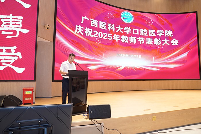 李松峰副书记宣读表彰文件.JPG 李松峰副书记宣读表彰文件.JPG