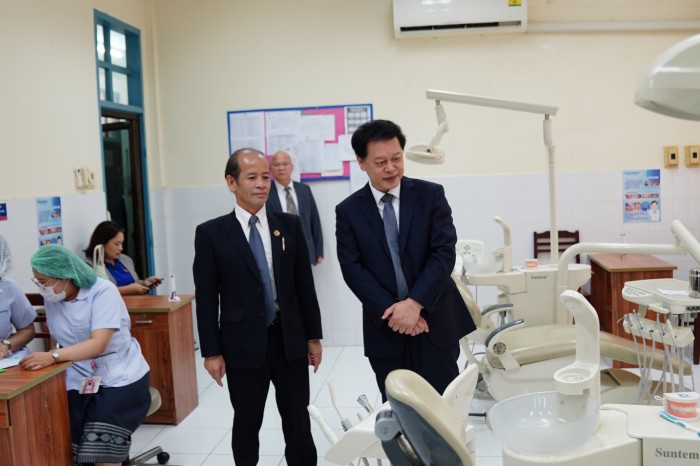 2. 参观老挝卫生科学大学伟德国际_副本.jpg 2. 参观老挝卫生科学大学伟德国际_副本.jpg