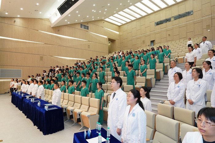 白衣启新程 誓言励青春——公司举办2022级本科生白袍授予仪式 第 1 张 白衣启新程 誓言励青春——公司举办2022级本科生白袍授予仪式 第 1 张
