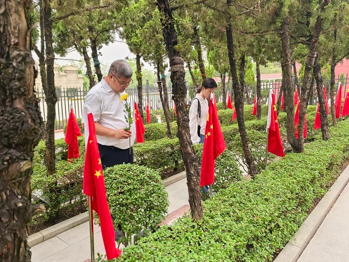缅怀先烈 赓续精神——公司口腔综合科党支部与离退休党支部联合开展主题党日活动 第 2 张 缅怀先烈 赓续精神——公司口腔综合科党支部与离退休党支部联合开展主题党日活动 第 2 张