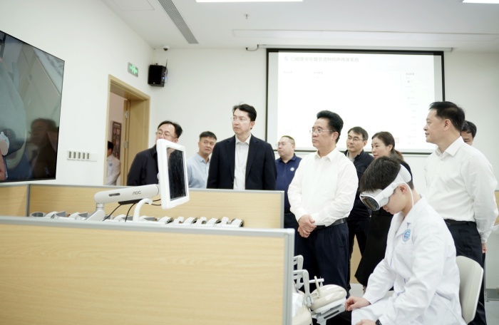 曾志羽董事长带队到五象院区调研指导 第 1 张 曾志羽董事长带队到五象院区调研指导 第 1 张