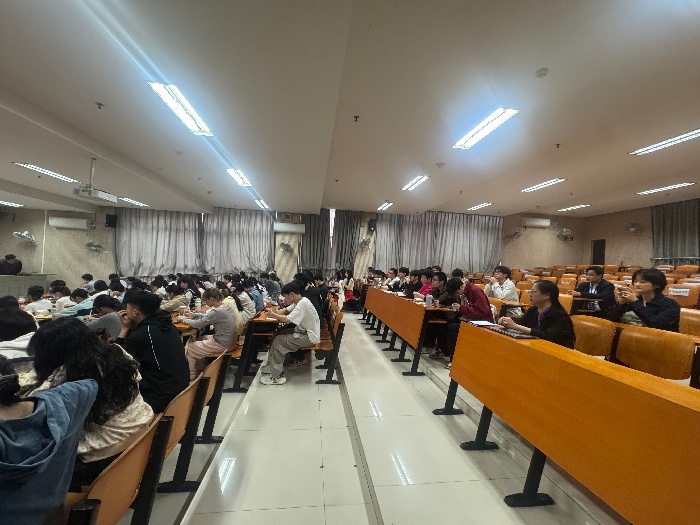 韦锦斌、农晓琳一行走访课堂听课.jpg