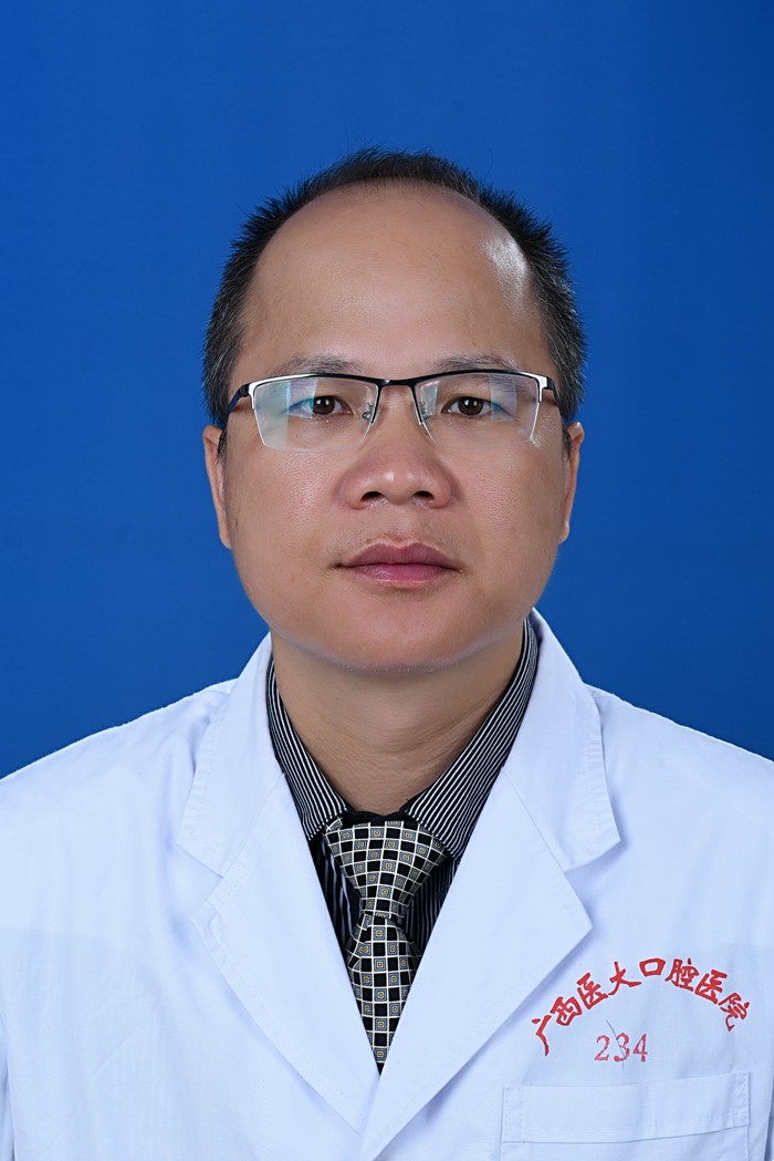 梁飞新-白大褂.jpg 梁飞新-白大褂.jpg